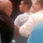 Ghazi Hychami (padre de Mohamed y Omar), con camisa negra, junto al padre y el hermano mayor de los terroristas Younes y Houssaine Abouyaaqoub.