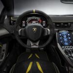 Mantiene el habitlcuáo del Aventador, aunque cuenta con elementos distintivos.