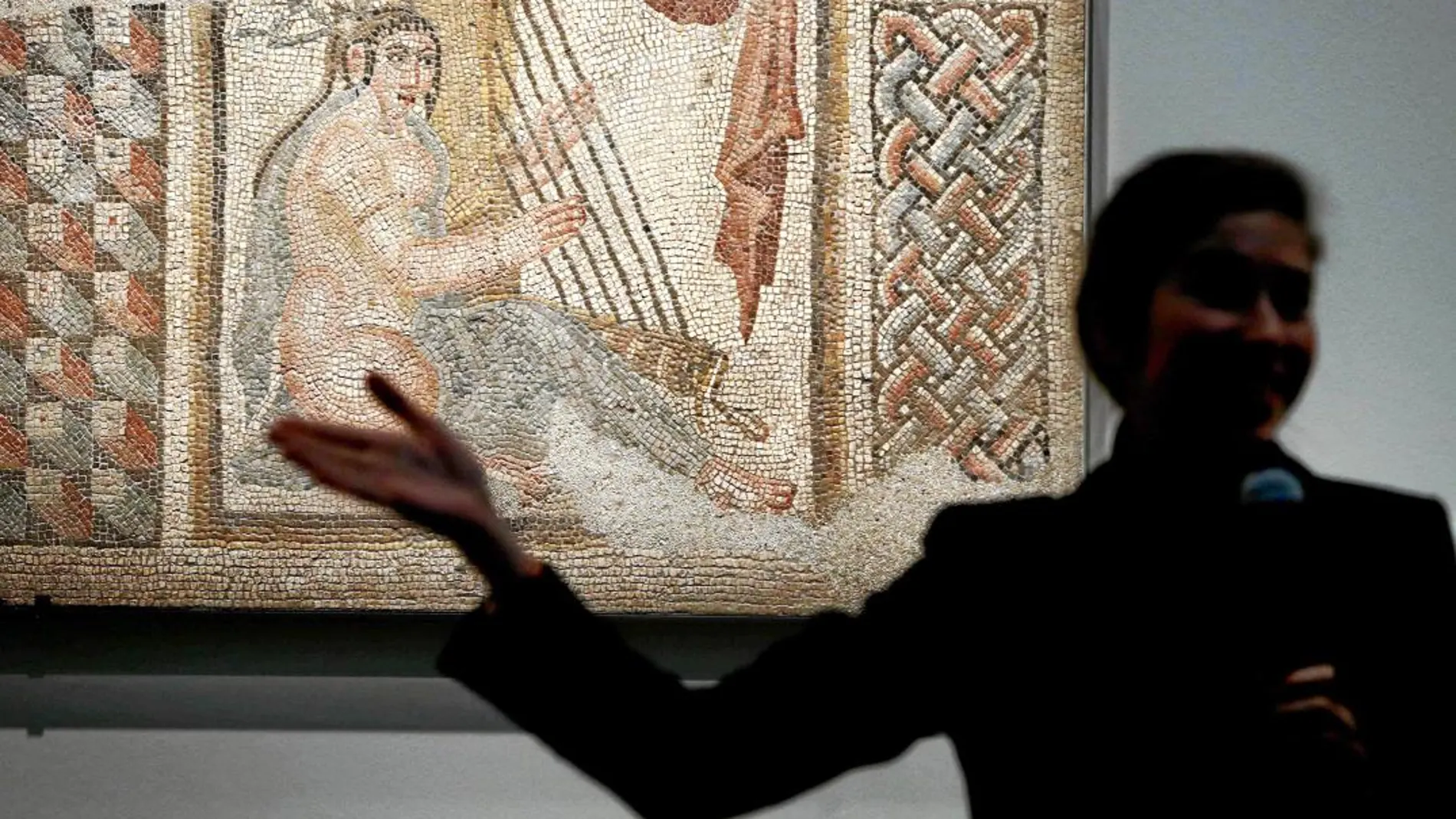 La ambiciosa exposición ha sido comisariada por ocho especialistas, dos por cada una de las culturas de la Antigüedad aquí analizadas