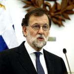 Mariano Rajoy habla durante una rueda de prensa hoy en Montevideo (Uruguay).