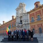 El nuevo Gobierno andaluz posa delante de San Telmo