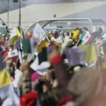 El Papa Francisco saluda a los fieles a su llegada al Centro de Estudios Superiores en el municipio mexicano de Ecatepec