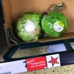 Sólo dos lechugas en un supermercado en Londres. Debajo, un cartel en inglés se disculpa: “Temporalmente no disponible”.