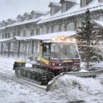 Una máquina quitanieves retira la nieve acumulada en la estación de esquí de los Llanos del Hospital, en el valle de Benasque (Huesca)