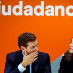 El líder de Ciudadanos, Albert Rivera, conversa con la portavoz nacional del partido, Inés Arrimadas.