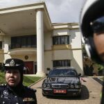 Un coche del cuerpo diplomático en el qe viaja el embajador de Corea del Norte en Malasia, Kang Chol, abandona la embajada en Kuala Lumpur