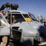 Pedro Morenés, durante su visita a la tripulación de la fragata Canarias