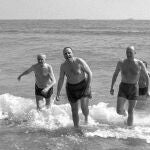 Manuel Fraga bañándose en la playa de Palomares (Almería) el 8 de marzo de 1966, días después de la caída de las bombas