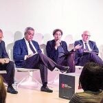 La alcaldesa Colau acompañada de los responsables de tecnología de la Generalitat, el Gobierno y el Ayuntamiento