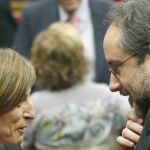 La presidenta del Parlament, Carmen Forcadell, conversa con el diputado de la CUP Antonio Baños, hoy, 12 de noviembre, antes del comienzo del segundo debate de investidura.