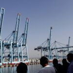 Las grúas levantadas indican la inactividad en el puerto de Vigo