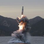Imagen del lanzamiento del misil facilitada por la Agencia de Noticias de Corea del Norte