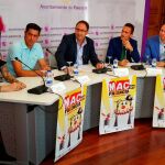 El alcalde de Palencia, Alfonso Polanco, junto al gerente de Señor P Producciones, Rafael Paniagua, entre otros, presenta la Muestra de Artistas de Calle