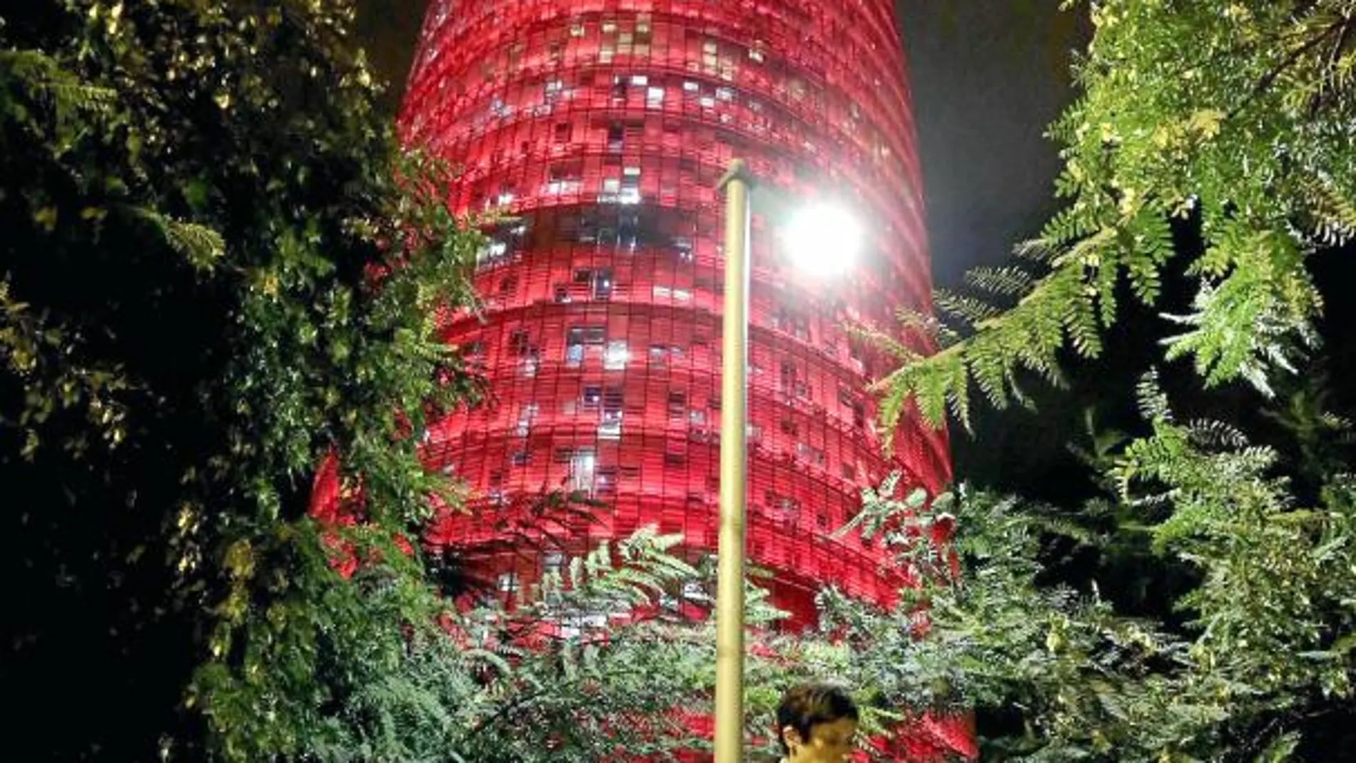 La torre Agbar de Barcelona finalmente será un edificio de oficinas