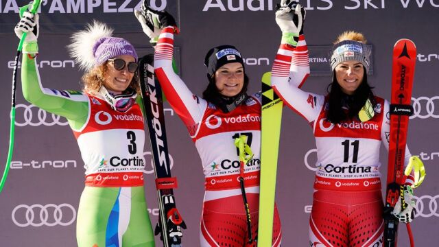 Ramona Siebenhofer en el centro del podium, izqda. segundo lugar Ilka Stuhec, derecha tercer puesto para Stephanie Venier