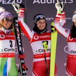 Ramona Siebenhofer en el centro del podium, izqda. segundo lugar Ilka Stuhec, derecha tercer puesto para Stephanie Venier
