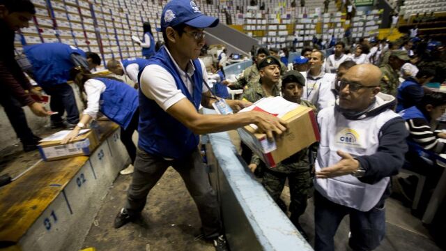 Funcionarios del Consejo Nacional Electoral (CNE) participan en el recuento de votos de la segunda vuelta de las pasadas elecciones presidenciales ayer