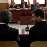 Leo Messi y su padre en el juzgado en Barcelona el pasado 2 de junio.