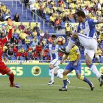 El centrocampista del Leganés Darwin Machís (d) ante el portero de la UD Las Palmas, Javi Varas (i).