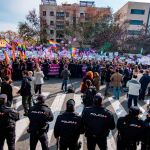 Cientos de manifestantes durante la movilización convocada ayer por colectivos feministas frente al Parlamento de Andalucía. EFE/ Raúl Caro