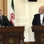 El ministro de Exteriores iraní, Mohamad Javad Zarif, y su homólogo iraquí, Ibrahim al Jafari