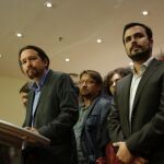 El secretario general de Podemos, Pablo Iglesias (d), y el líder de IU, Alberto Garzón