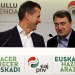 Los portavoces del Grupo Vasco en el Congreso y el Senado, Aitor Esteban (d) y Jokin Bildarratz, respectivamente.