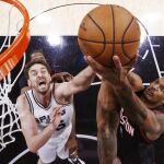 El jugador de Rockets Trevor Ariza (d) disputa el balón con el español Pau Gasol (i), de San Antonio Spurs, durante el partido