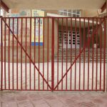 Vista del acceso cerrado a uno de los colegios que han tenido que cerrar por las fuertes lluvias