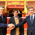 Los empresarios Carlos Pereda (izda) y Óscar Polo (dcha), junto al rejoneador Andrés Romero, en el centro