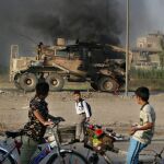 Imagen de archivo de unos niños frente a un tanque americano en Baghdad