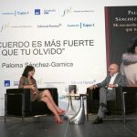 A la izquierda, la autora Paloma Sánchez-Garnica, durante el ameno diálogo sobre el libro y la literatura en general mantenido con el periodista Jesús Vigorra