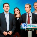 Casado comparece rodeado de su equipo en la sede de Génova