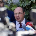 El expresidente de Murcia, Pedro Antonio Sánchez (c), atiende a la prensa hoy a la salida del Tribunal Superior de Justicia de la Región de Murcia (TSJRM).