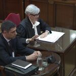 Josep Lluís Trapero, jefe de los Mossos d'Esquadra durante el 1-O, y su abogada, Olga Tubau (d) en la sesión del juicio del "procés"