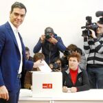 El líder del PSOE, Pedro Sánchez, votó ayer en la agrupación de Pozuelo de Alarcón (Madrid) la consulta sobre los pactos de Gobierno