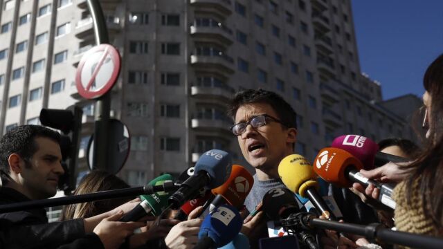 El secretario político de Podemos, Íñigo Errejón, durante las declaraciones que ha realizado a la salida de la reunión