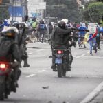Miembros de la Guardia Nacional Bolivariana se enfrentan a manifestantes opositores en Caracas