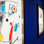 Abajo, detalle de una de las obras de Joan Miró expuesta en la muestra