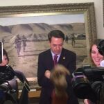 Augusto Ferrer-Dalmau atiende a los medios en la presentacióm de su obra «La Patrulla»