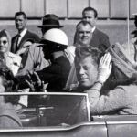 Una imagen de la caravana presidencial en Dallas, el 22 de noviembre de 1963, pocos momentos antes de que Kennedy fuera asesinado