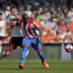 El delantero italiano del Valencia Simone Zaza disputa un balón con el defensa francés del Sporting de Gijón Jean Sylvain Babin