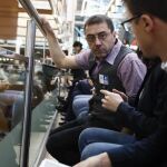 El politólogo Juan Carlos Monedero (i), conversa con el secretario de Análisis Estratégico y Cambio Político, Íñigo Errejón (d)