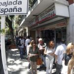 Los españoles con edades entre 25 y 34 años los que más emigran
