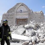 Un bombero frente a la iglesia de Villa San Lorenzo, próxima a Amatrice