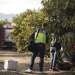 Dos efectivos del Cuerpo Nacional de Policía investigan el accidente