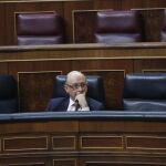El ministro de Hacienda en funciones, Cristóbal Montoro, en su escaño al inicio de la sesión de la tarde de la segunda jornada del debate de investidura