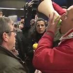 Un grupo de taxistas bloquea la salida de viajeros del metro de Ifema en el quinto día de huelga