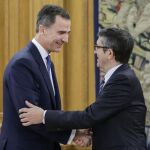 El Rey ha recibido esta mañana en el Palacio de la Zarzuela al presidente del Congreso, Patxi López.