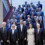 Los Reyes, ayer junto al director de la RAE, Darío Villanueva, y otros académicos, en la reunión por el Congreso Internacional de la Lengua 2019